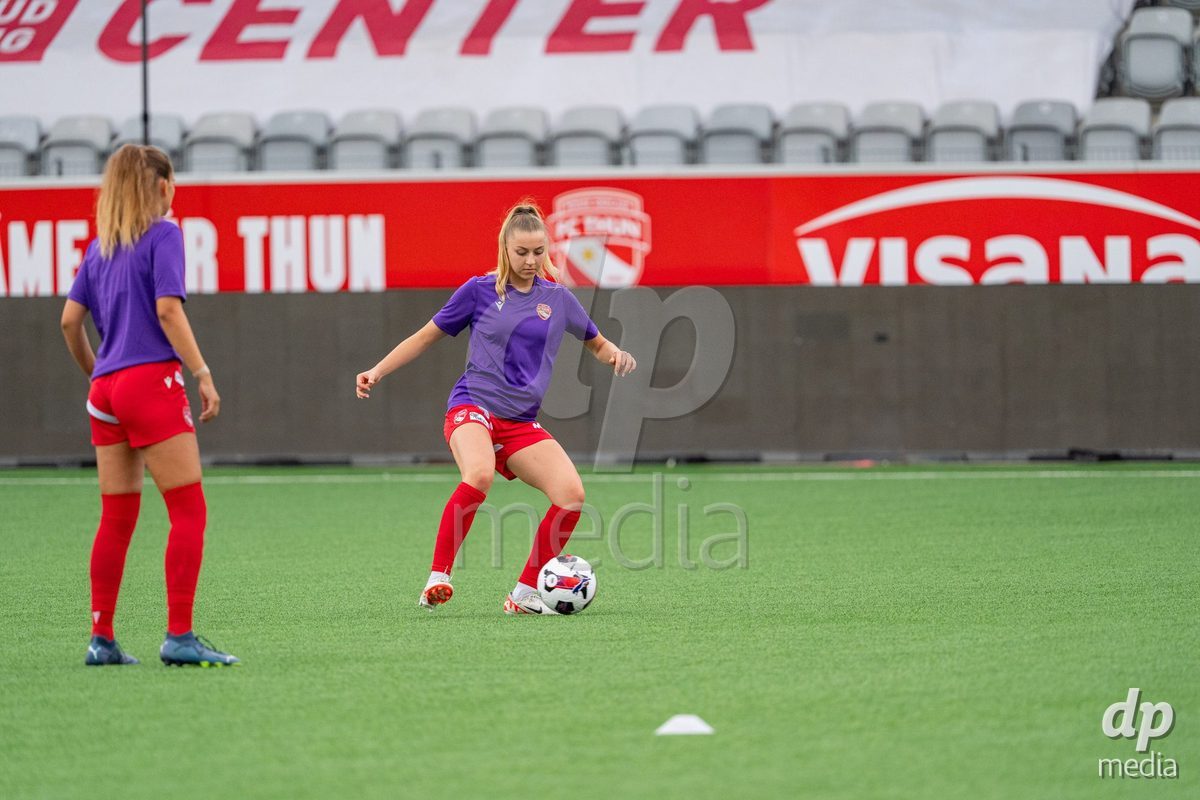 Switzerland: AXA Womens Super League 2025/26, FC Thun vs FC Zurich - Stockhorn Arena, Thun: Celine Schmid (34 Thun) at warm up