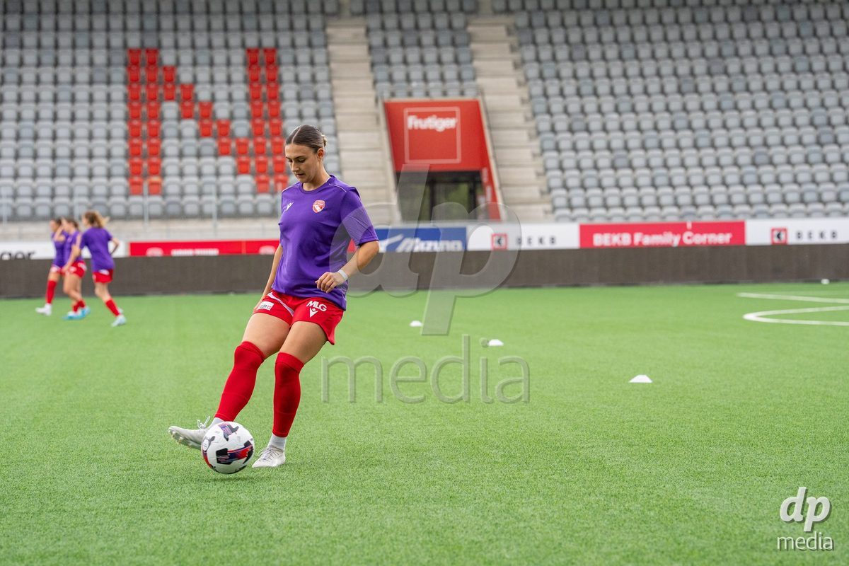 Switzerland: AXA Womens Super League 2025/26, FC Thun vs FC Zurich - Stockhorn Arena, Thun: Jael Jost (77 Thun) at warm up