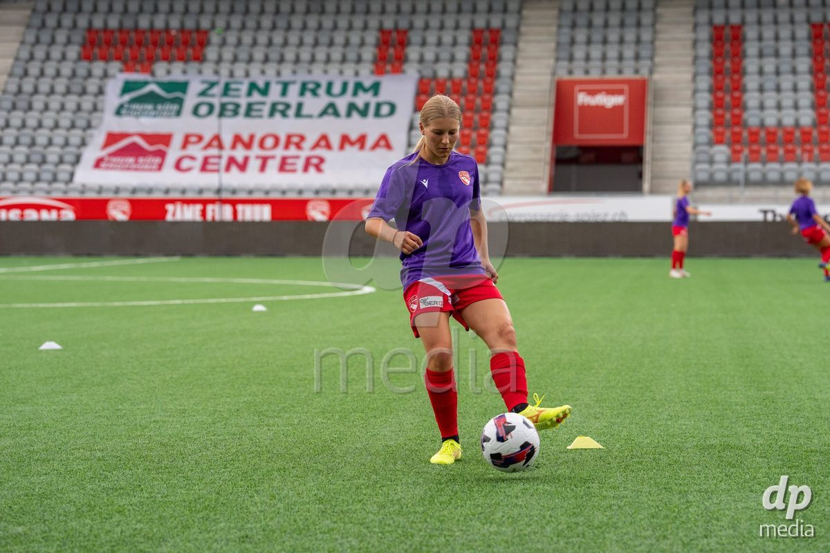 Switzerland: AXA Womens Super League 2025/26, FC Thun vs FC Zurich - Stockhorn Arena, Thun: Lara Colpi (17 Thun) at warm up