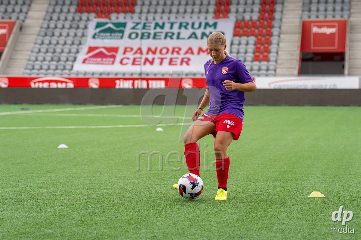 Switzerland: AXA Womens Super League 2025/26, FC Thun vs FC Zurich - Stockhorn Arena, Thun: Lara Colpi (17 Thun) at warm up
