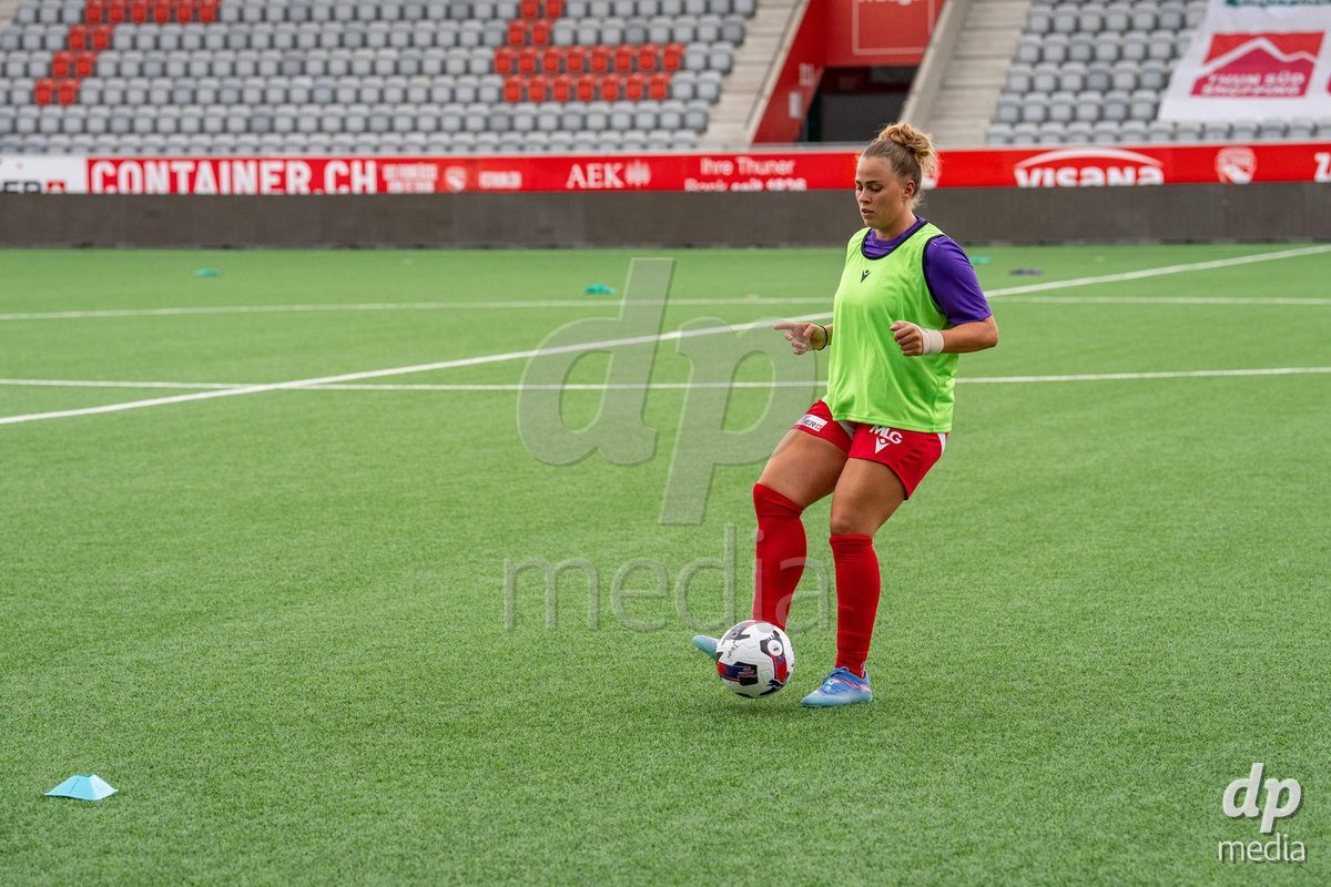 Switzerland: AXA Womens Super League 2025/26, FC Thun vs FC Zurich - Stockhorn Arena, Thun: Alana Burkhart (22 Thun) at warm up