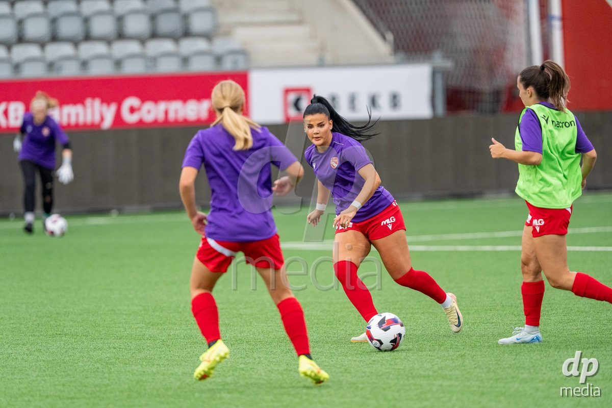 Switzerland: AXA Womens Super League 2025/26, FC Thun vs FC Zurich - Stockhorn Arena, Thun: Mimoza Hamidi (7 Thun) at warm up with team