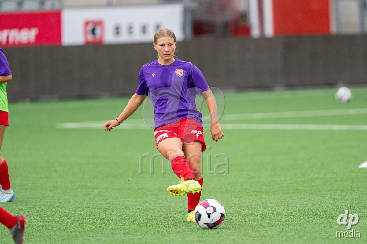 Switzerland: AXA Womens Super League 2025/26, FC Thun vs FC Zurich - Stockhorn Arena, Thun: Lara Colpi (17 Thun) at warm up