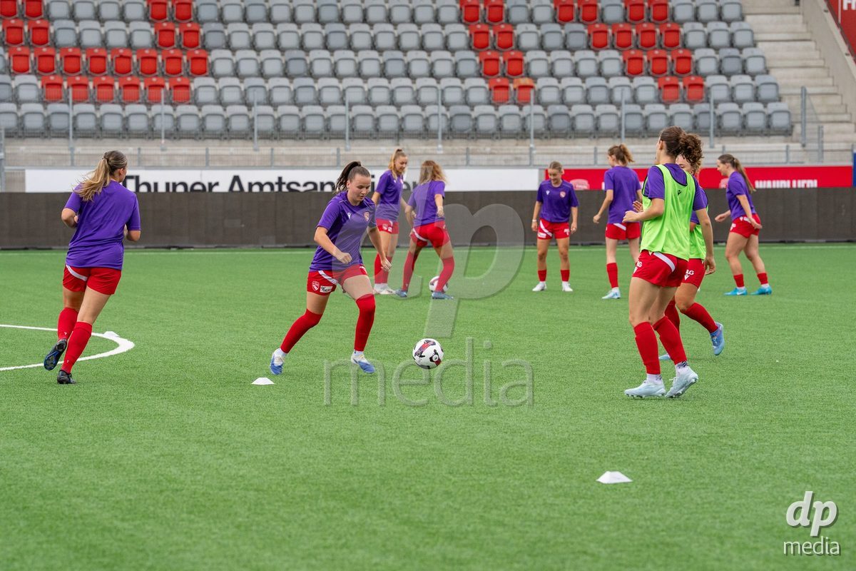 Switzerland: AXA Womens Super League 2025/26, FC Thun vs FC Zurich - Stockhorn Arena, Thun: Janine Minnig (9 Thun) at warm up with team