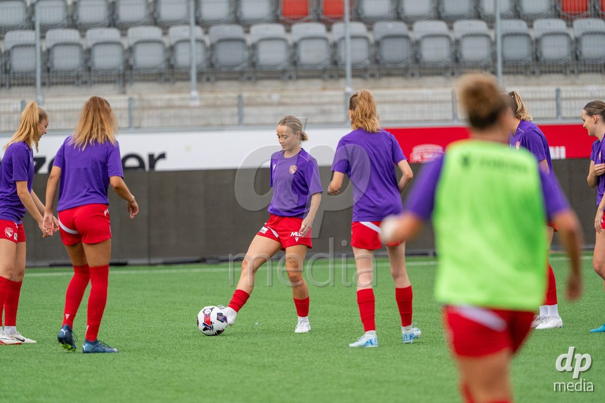 Switzerland: AXA Womens Super League 2025/26, FC Thun vs FC Zurich - Stockhorn Arena, Thun: Maelle Raetzo (30 Thun) at warm up with team