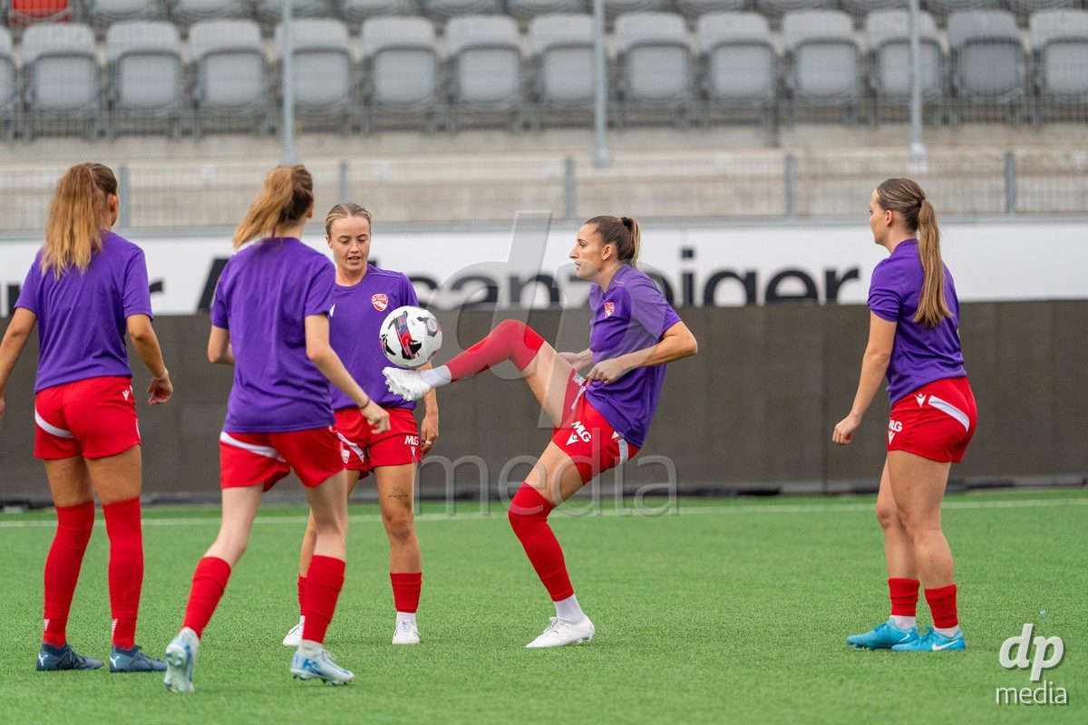 Switzerland: AXA Womens Super League 2025/26, FC Thun vs FC Zurich - Stockhorn Arena, Thun: Celine Batschelet (70 Thun) at warm up with Lara Colpi (17 Thun) and the team