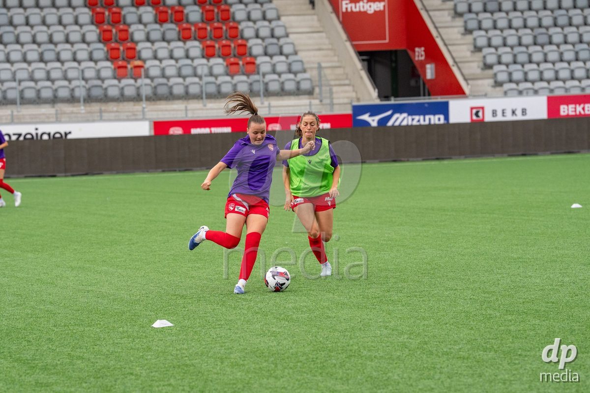Switzerland: AXA Womens Super League 2025/26, FC Thun vs FC Zurich - Stockhorn Arena, Thun: Janine Minnig (9 Thun) at warm up against Sophie Aeberhard (3 Thun)
