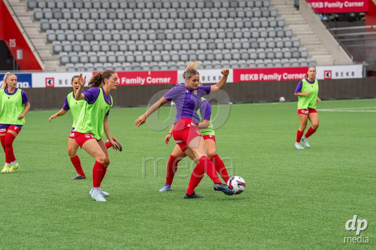 Switzerland: AXA Womens Super League 2025/26, FC Thun vs FC Zurich - Stockhorn Arena, Thun: Selina Ueltschi (11 Thun) at warm up with the team