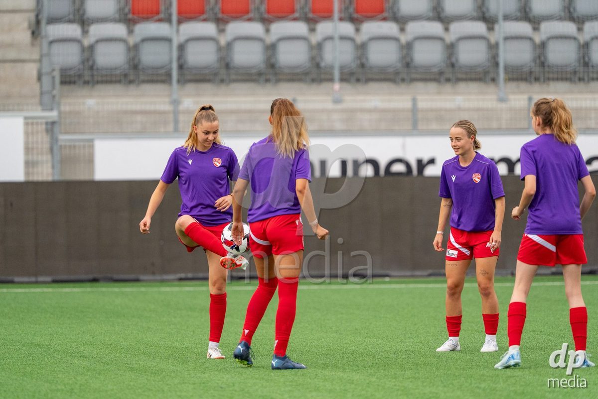 Switzerland: AXA Womens Super League 2025/26, FC Thun vs FC Zurich - Stockhorn Arena, Thun: Celine Schmid (34 Thun) at warm up with the team
