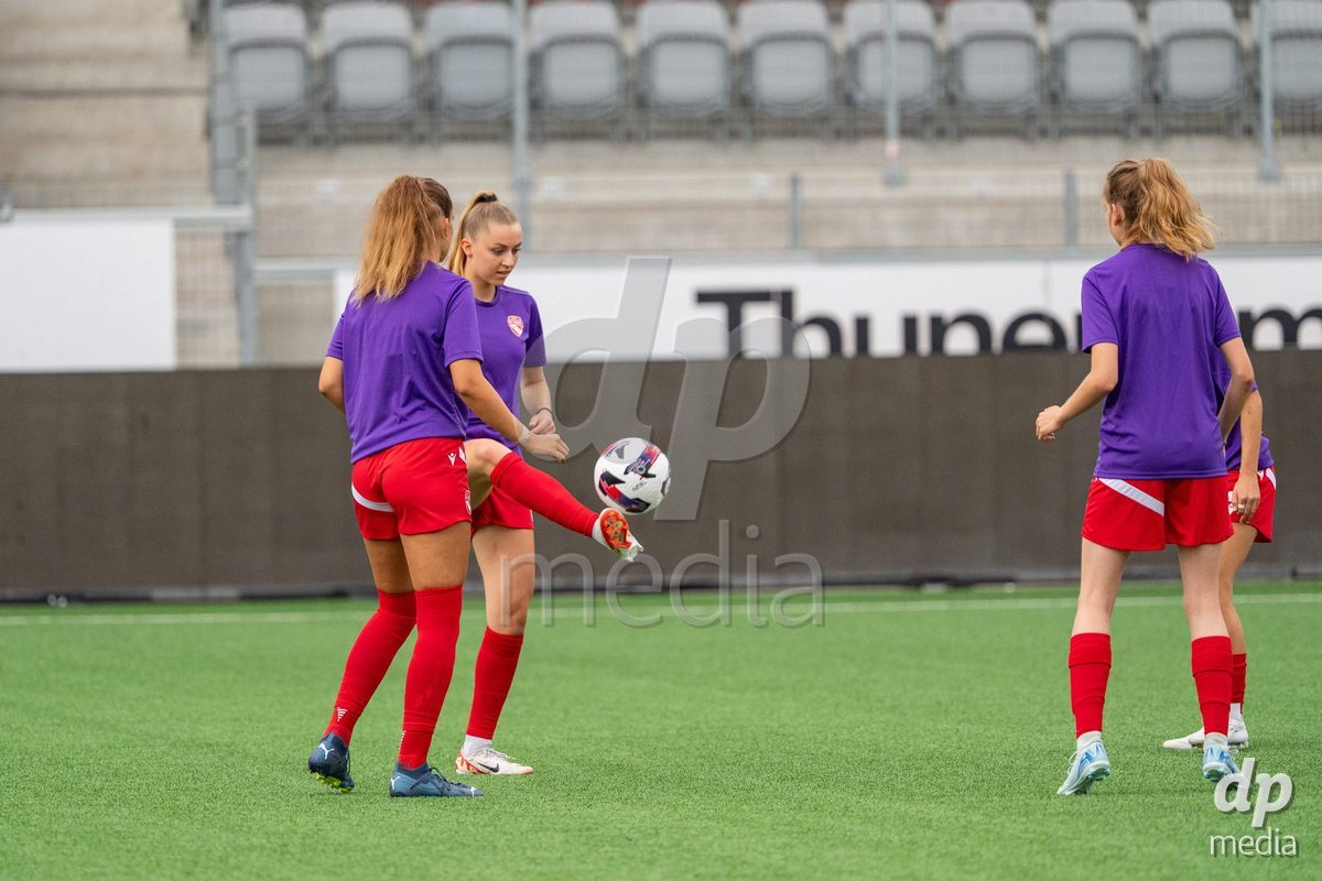 Switzerland: AXA Womens Super League 2025/26, FC Thun vs FC Zurich - Stockhorn Arena, Thun: Celine Schmid (34 Thun) at warm up with the team