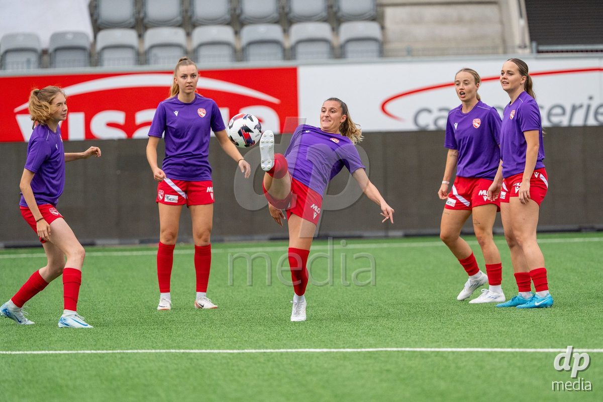 Switzerland: AXA Womens Super League 2025/26, FC Thun vs FC Zurich - Stockhorn Arena, Thun: Celine Batschelet (70 Thun) at warm up with Sarah Kieffer (13 Thun), Celine Schmid (34 Thun), Maelle Raetzo (30 Thun) and Rilana Ueltschi (29 Thun)