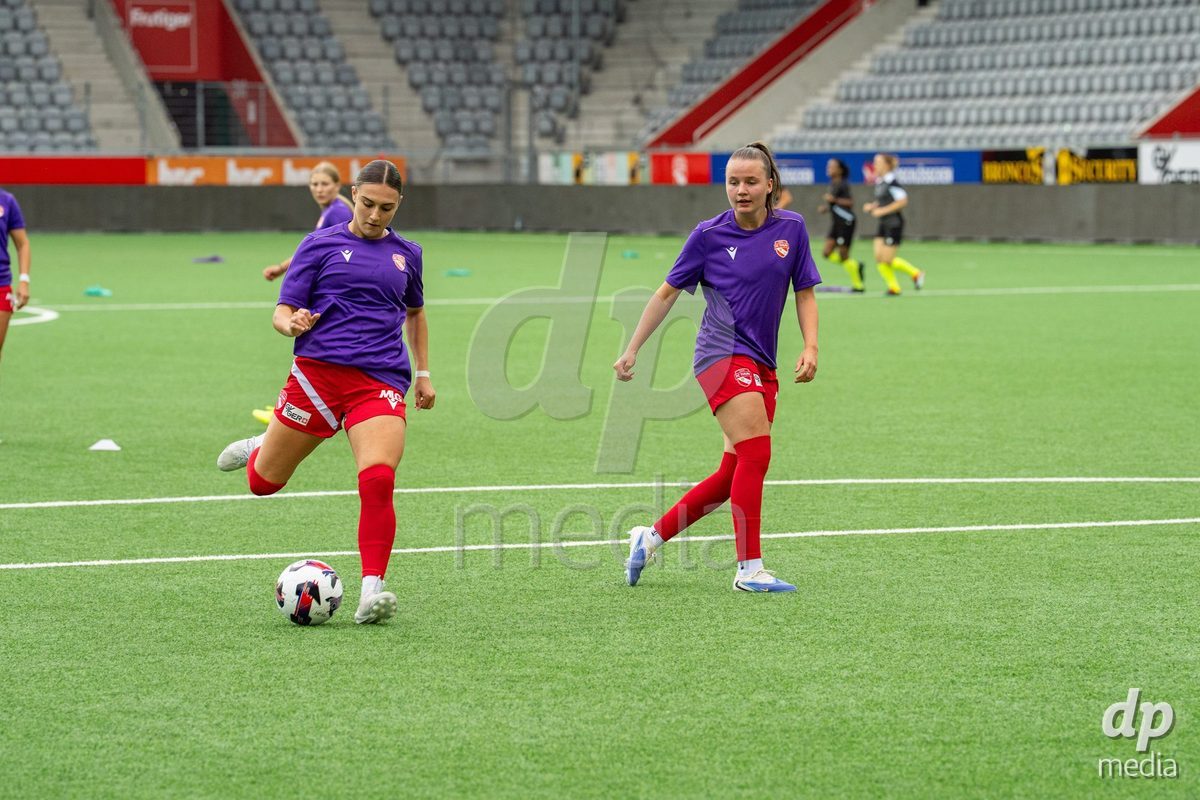 Switzerland: AXA Womens Super League 2025/26, FC Thun vs FC Zurich - Stockhorn Arena, Thun: Jael Jost (77 Thun) at warm up with Janine Minnig (9 Thun)