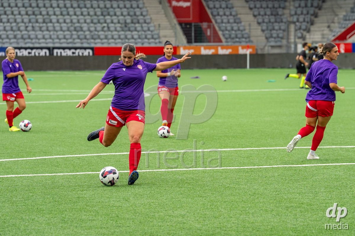 Switzerland: AXA Womens Super League 2025/26, FC Thun vs FC Zurich - Stockhorn Arena, Thun: Selina Ueltschi (11 Thun) at warm up