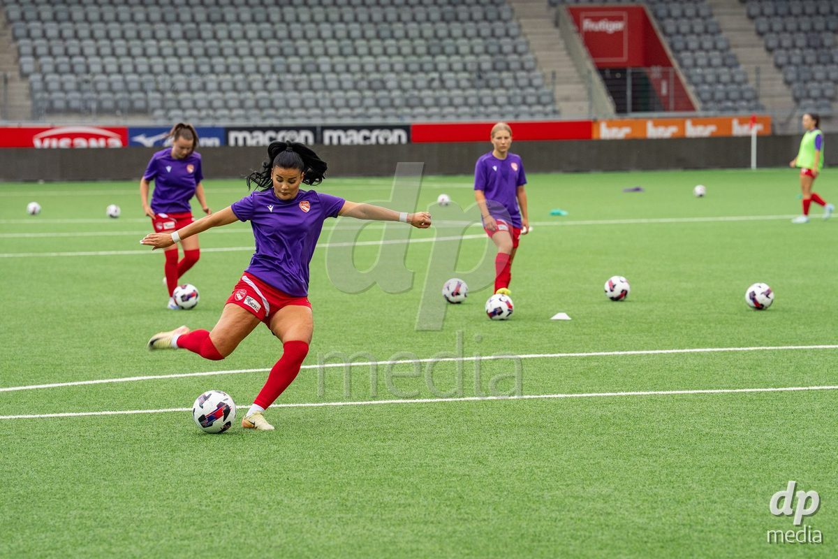 Switzerland: AXA Womens Super League 2025/26, FC Thun vs FC Zurich - Stockhorn Arena, Thun: Mimoza Hamidi (7 Thun) at warm up