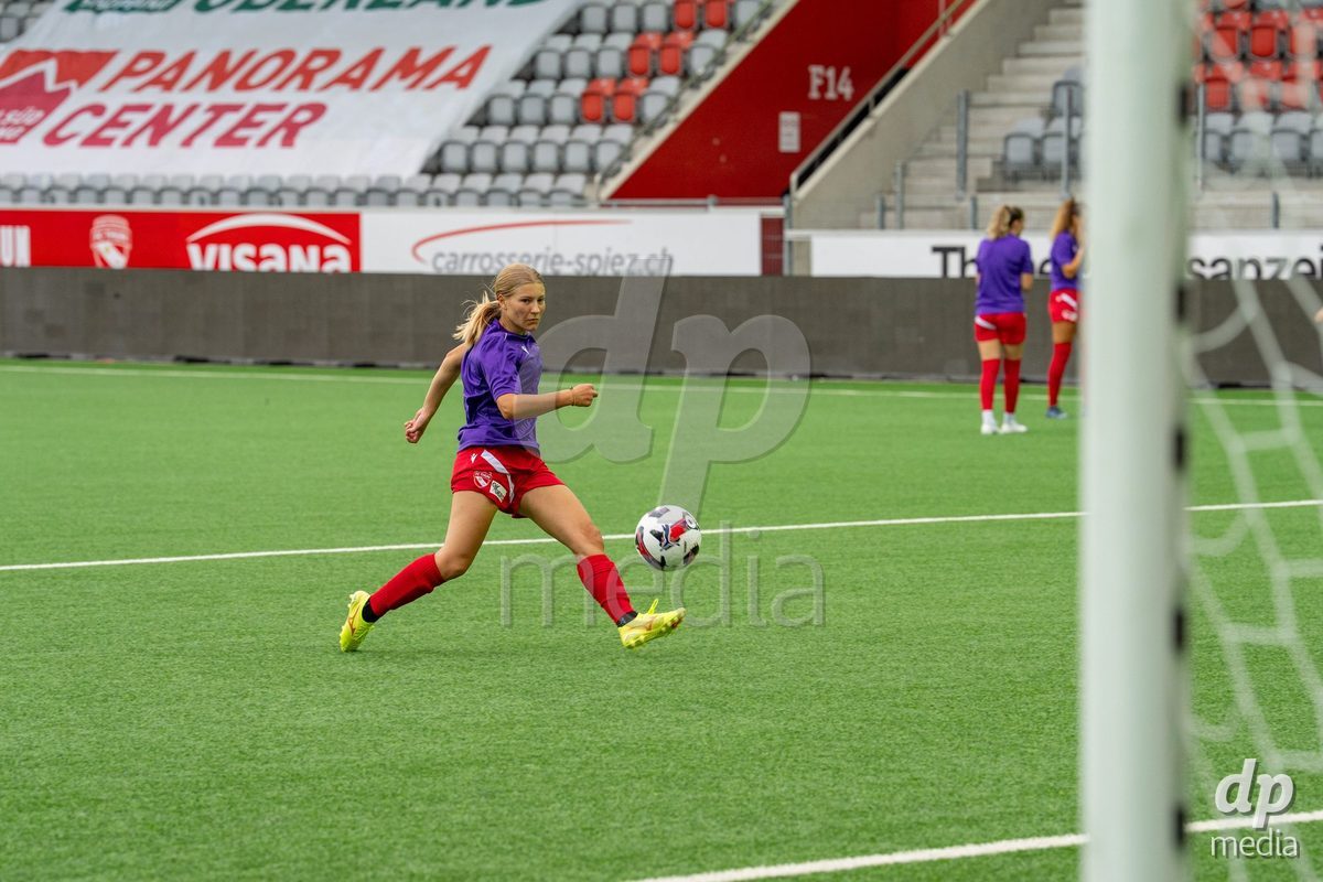 Switzerland: AXA Womens Super League 2025/26, FC Thun vs FC Zurich - Stockhorn Arena, Thun: Lara Colpi (17 Thun) at warm up