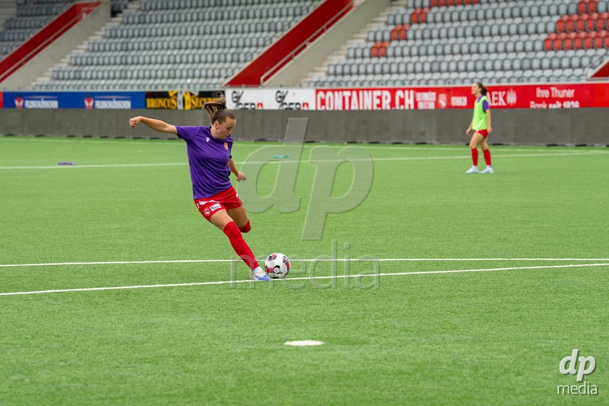 Switzerland: AXA Womens Super League 2025/26, FC Thun vs FC Zurich - Stockhorn Arena, Thun: Janine Minnig (9 Thun) at warm up
