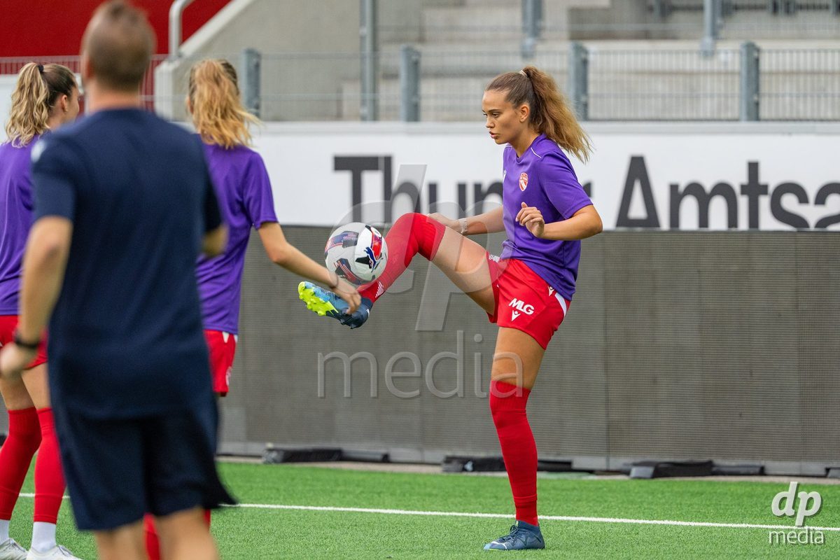 Switzerland: AXA Womens Super League 2025/26, FC Thun vs FC Zurich - Stockhorn Arena, Thun: Sina Schüpbach (Sina Schupbach) (5 Thun) at warm up