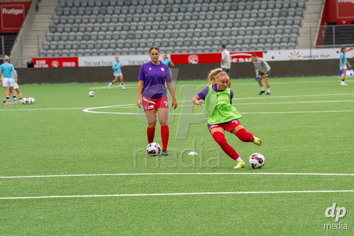 Switzerland: AXA Womens Super League 2025/26, FC Thun vs FC Zurich - Stockhorn Arena, Thun: Shenia Schmid (61 Thun) at warm up