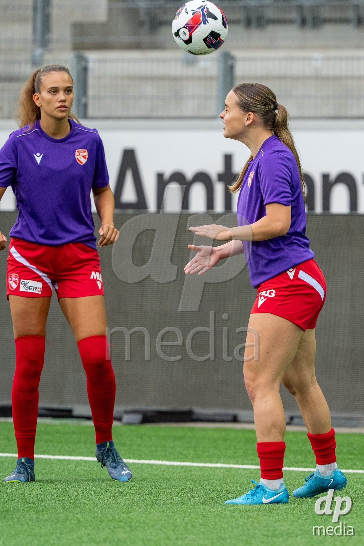 Switzerland: AXA Womens Super League 2025/26, FC Thun vs FC Zurich - Stockhorn Arena, Thun: Rilana Ueltschi (29 Thun) at warm up with Sina Schüpbach (Sina Schupbach) (5 Thun)