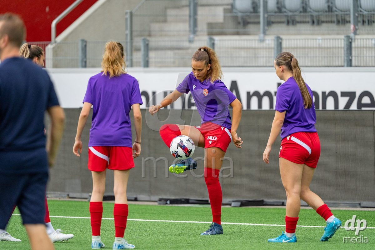 Switzerland: AXA Womens Super League 2025/26, FC Thun vs FC Zurich - Stockhorn Arena, Thun: Sina Schüpbach (Sina Schupbach) (5 Thun) at warm up
