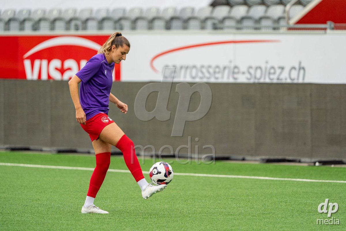 Switzerland: AXA Womens Super League 2025/26, FC Thun vs FC Zurich - Stockhorn Arena, Thun: Celine Batschelet (70 Thun) at warm up