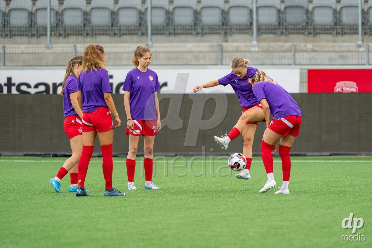 Switzerland: AXA Womens Super League 2025/26, FC Thun vs FC Zurich - Stockhorn Arena, Thun: Maelle Raetzo (30 Thun) at warm up with team