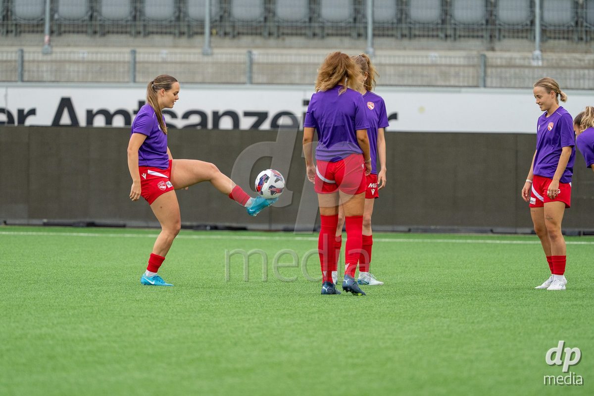 Switzerland: AXA Womens Super League 2025/26, FC Thun vs FC Zurich - Stockhorn Arena, Thun: Rilana Ueltschi (29 Thun) at warm up with teammates
