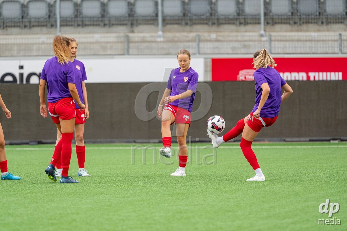 Switzerland: AXA Womens Super League 2025/26, FC Thun vs FC Zurich - Stockhorn Arena, Thun: Celine Batschelet (70 Thun) at warm up with Maelle Raetzo (30 Thun) and the team