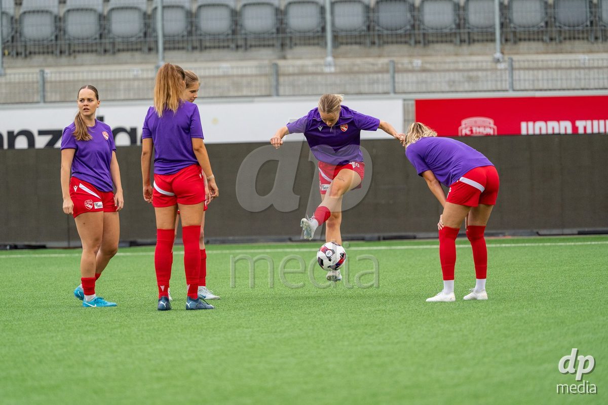 Switzerland: AXA Womens Super League 2025/26, FC Thun vs FC Zurich - Stockhorn Arena, Thun: Maelle Raetzo (30 Thun) at warm up with the team