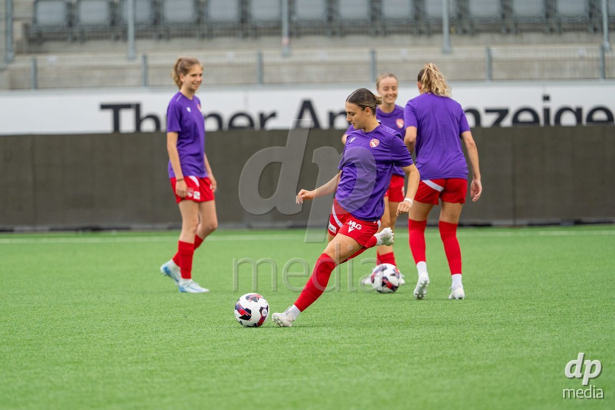 Switzerland: AXA Womens Super League 2025/26, FC Thun vs FC Zurich - Stockhorn Arena, Thun: Jael Jost (77 Thun) at warm up