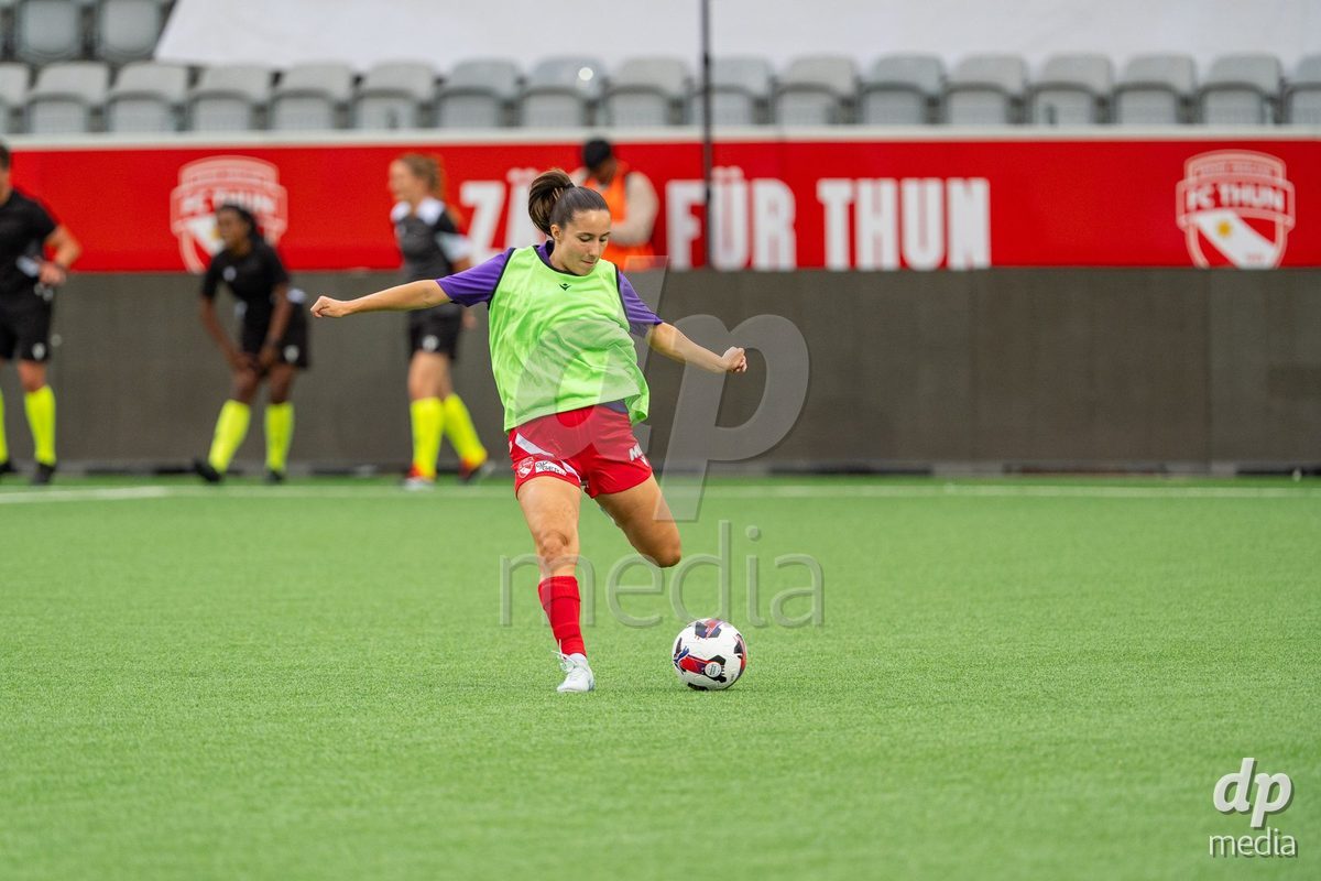 Switzerland: AXA Womens Super League 2025/26, FC Thun vs FC Zurich - Stockhorn Arena, Thun: Alisha Heiniger (6 Thun) at warm up