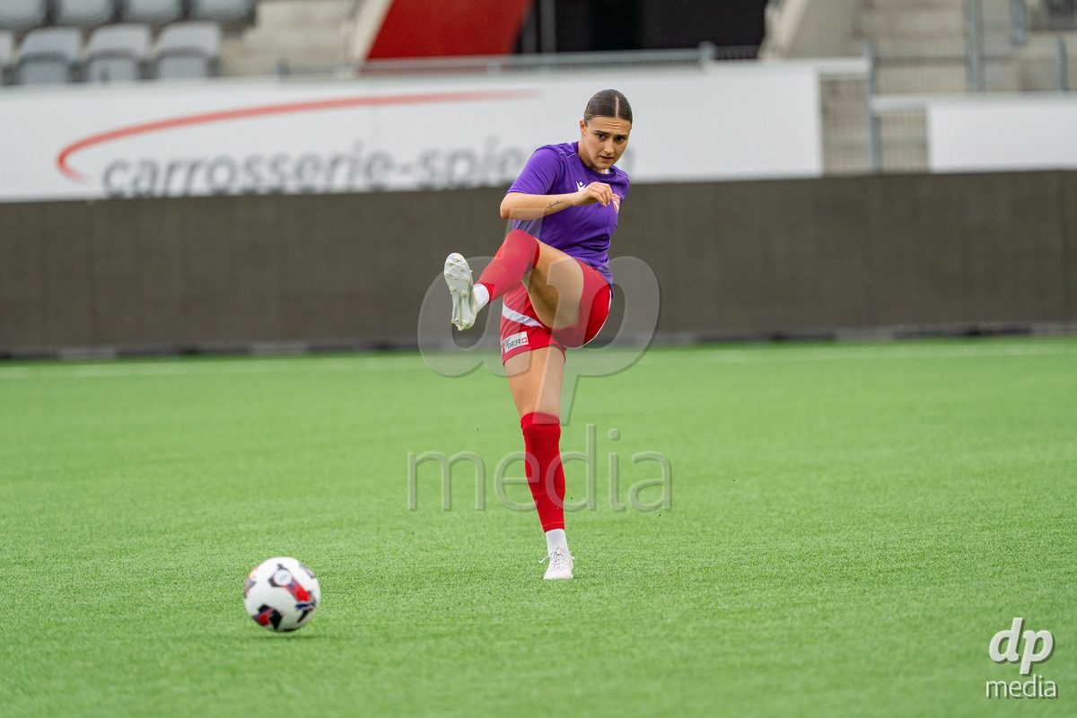 Switzerland: AXA Womens Super League 2025/26, FC Thun vs FC Zurich - Stockhorn Arena, Thun: Jael Jost (77 Thun) at warm up