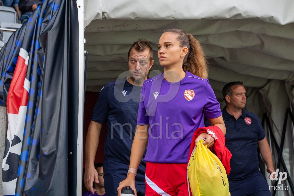 Switzerland: AXA Womens Super League 2025/26, FC Thun vs FC Zurich - Stockhorn Arena, Thun: Sina Schüpbach (Sina Schupbach) (5 Thun) before the game