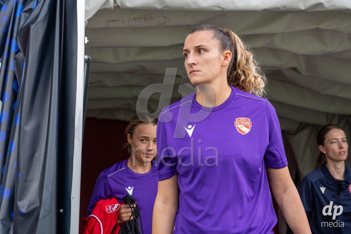Switzerland: AXA Womens Super League 2025/26, FC Thun vs FC Zurich - Stockhorn Arena, Thun: Celine Batschelet (70 Thun) before the game