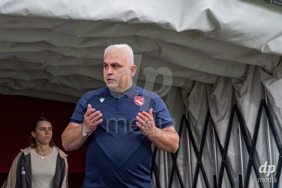 Switzerland: AXA Womens Super League 2025/26, FC Thun vs FC Zurich - Stockhorn Arena, Thun: game analyst Sadat Latic (Thun) before the game
