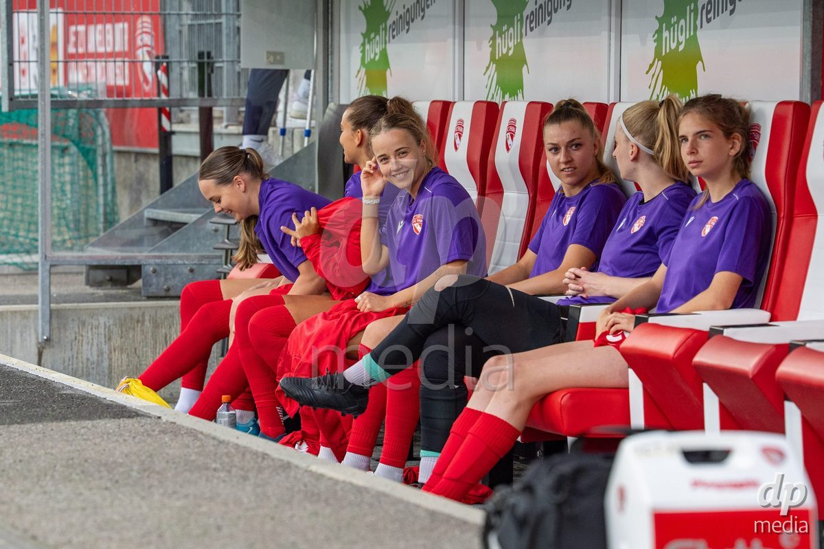 Switzerland: AXA Womens Super League 2025/26, FC Thun vs FC Zurich - Stockhorn Arena, Thun: players of FC Thun before the game