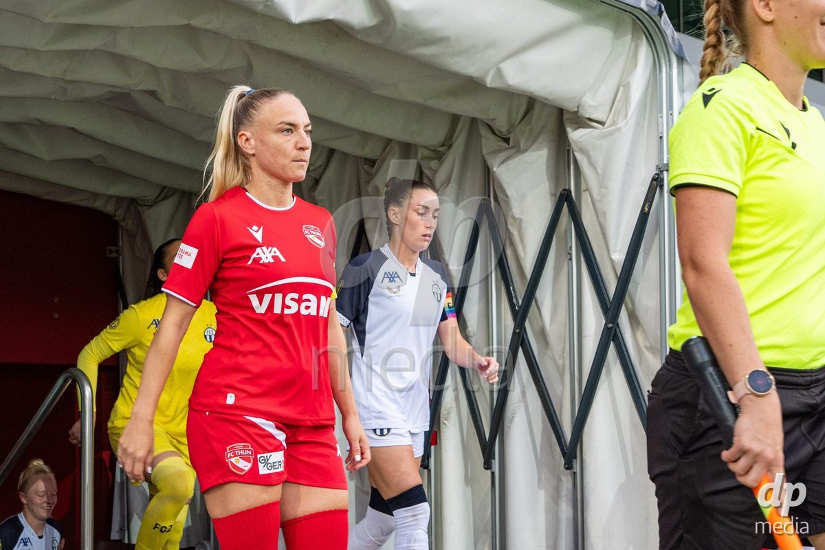 Switzerland: AXA Womens Super League 2025/26, FC Thun vs FC Zurich - Stockhorn Arena, Thun: Shenia Schmid (61 Thun) before the game
