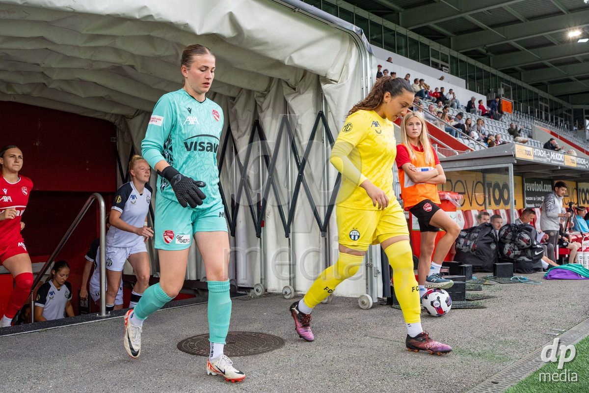 Switzerland: AXA Womens Super League 2025/26, FC Thun vs FC Zurich - Stockhorn Arena, Thun: Daria Willimann (16 Thun) and Yasmine Ammar (12 Zurich) before the game