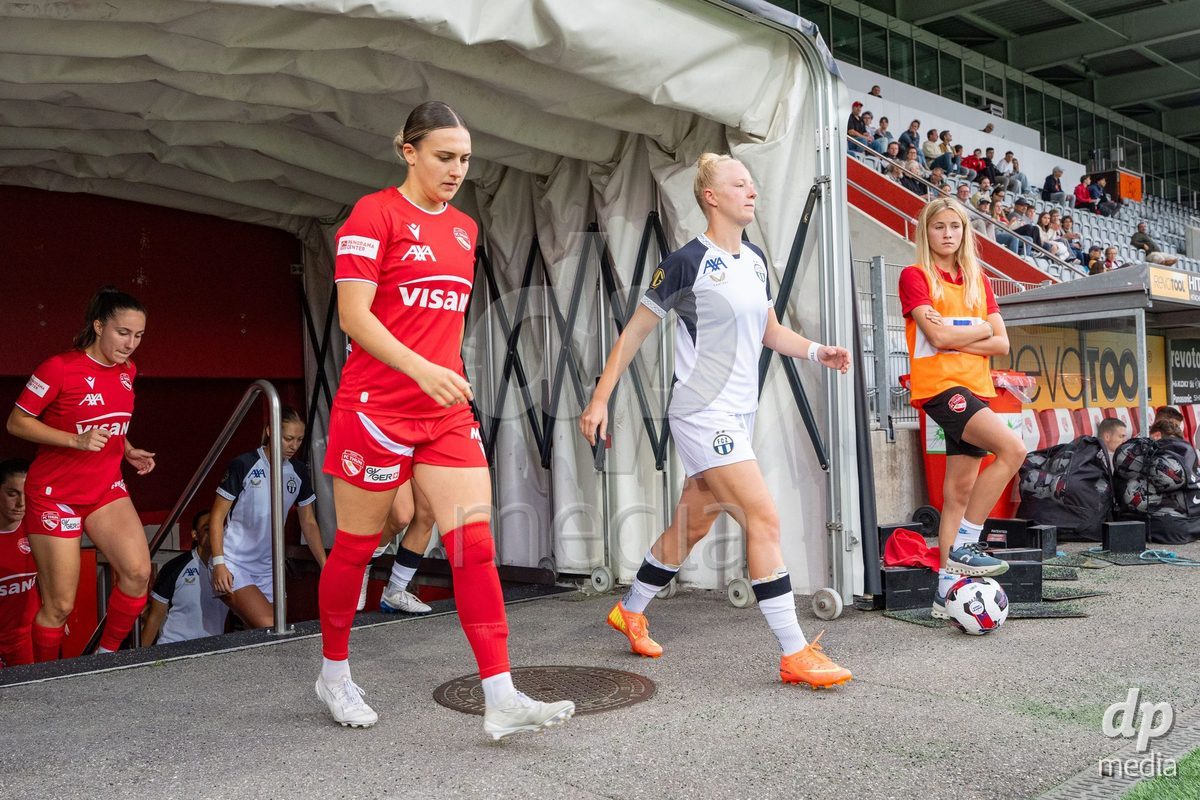 Switzerland: AXA Womens Super League 2025/26, FC Thun vs FC Zurich - Stockhorn Arena, Thun: Jael Jost (77 Thun) and Chiara Fabienne Bücher (Chiara Fabienne Bucher) (9 Zurich) during walk in