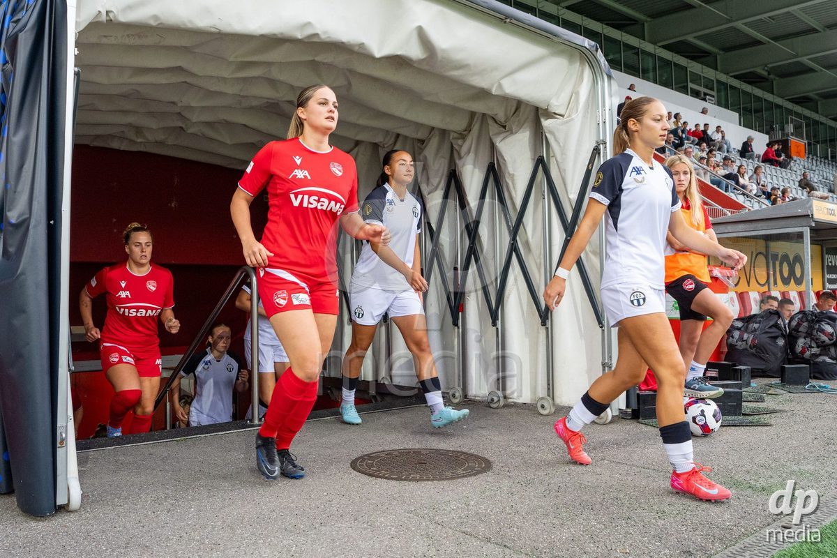 Switzerland: AXA Womens Super League 2025/26, FC Thun vs FC Zurich - Stockhorn Arena, Thun: Selina Ueltschi (11 Thun) during walk in