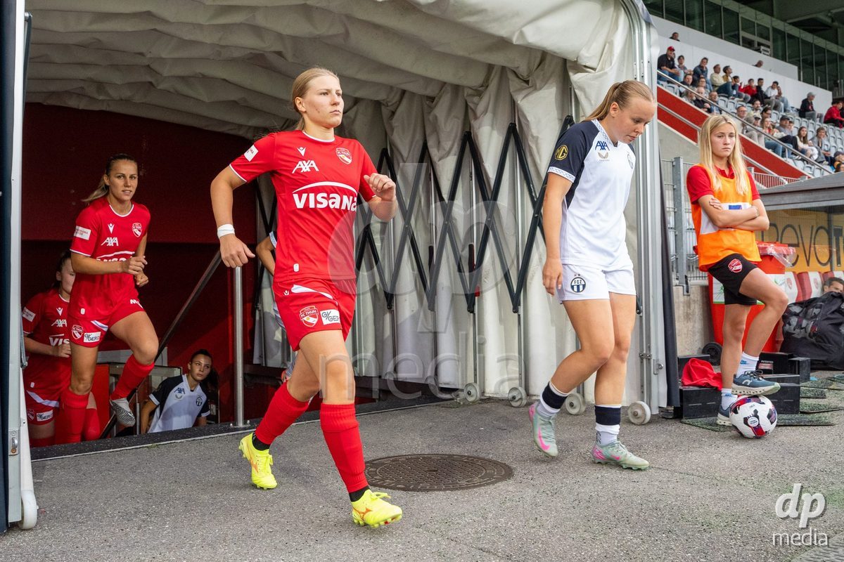 Switzerland: AXA Womens Super League 2025/26, FC Thun vs FC Zurich - Stockhorn Arena, Thun: Lara Colpi (17 Thun) during the walk in