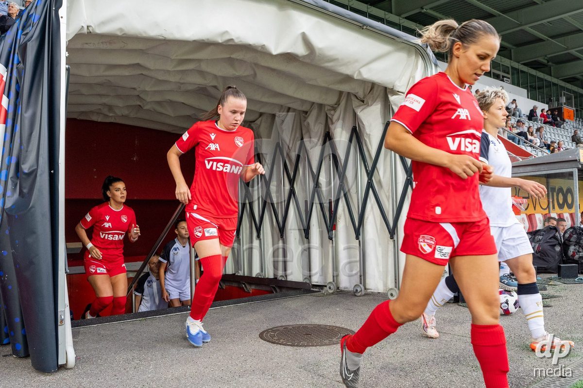 Switzerland: AXA Womens Super League 2025/26, FC Thun vs FC Zurich - Stockhorn Arena, Thun: Janine Minnig (9 Thun) during the walk in