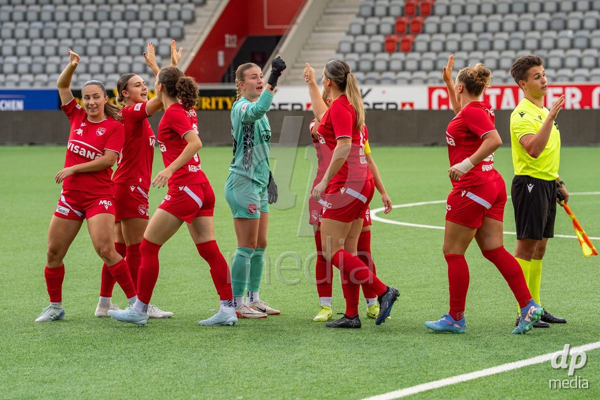 Switzerland: AXA Womens Super League 2025/26, FC Thun vs FC Zurich - Stockhorn Arena, Thun: Team of FC Thun before the game