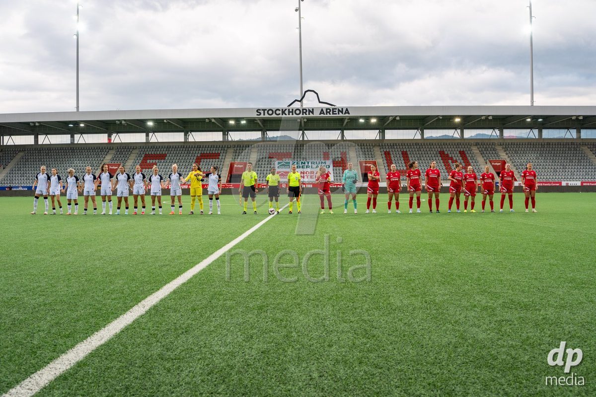 Switzerland: AXA Womens Super League 2025/26, FC Thun vs FC Zurich - Stockhorn Arena, Thun: Both teams lined up before the Game