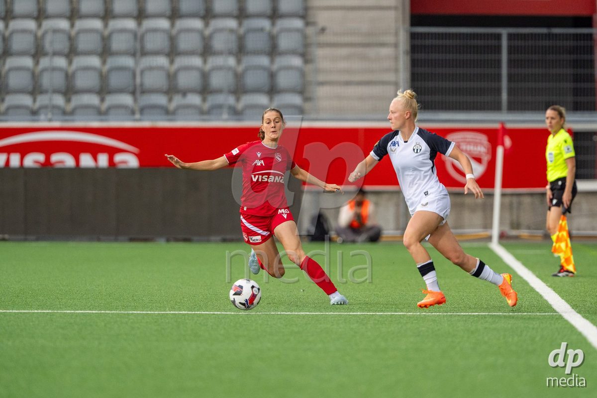 Switzerland: AXA Womens Super League 2025/26, FC Thun vs FC Zurich - Stockhorn Arena, Thun: Sophie Aeberhard (3 Thun) battle for the ball (duel) with Chiara Fabienne Bücher (Chiara Fabienne Bucher) (9 Zurich)