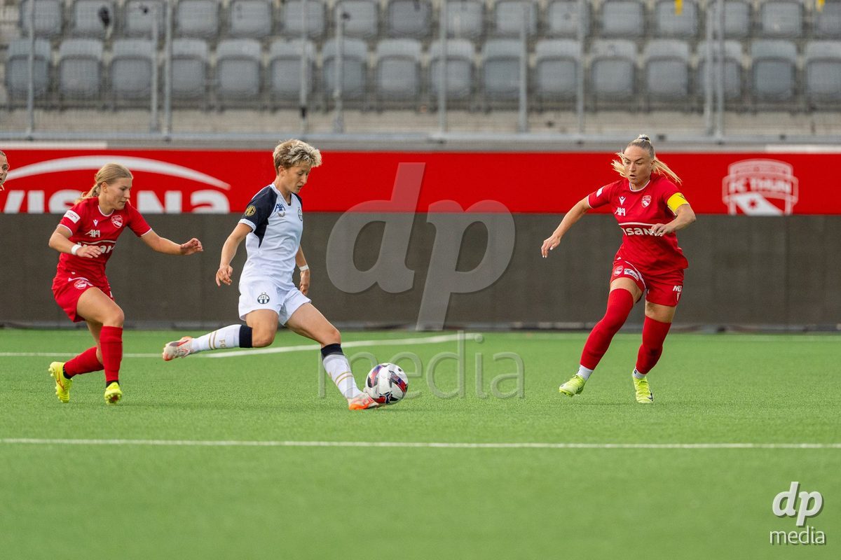 Switzerland: AXA Womens Super League 2025/26, FC Thun vs FC Zurich - Stockhorn Arena, Thun: Shenia Schmid (61 Thun, right) and Lara Colpi (17 Thun, left) fighting for the ball against Amelie Jasmine Roduner (10 Zurich, center)