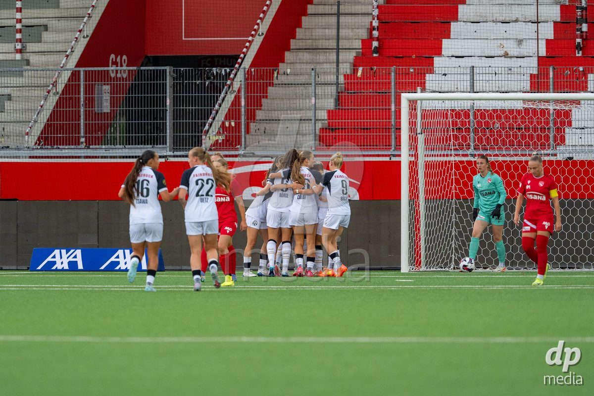 Switzerland: AXA Womens Super League 2025/26, FC Thun vs FC Zurich - Stockhorn Arena, Thun: Team of FC Zurich celebrates the first goal