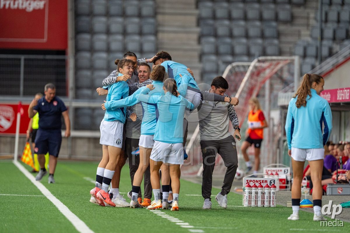 Switzerland: AXA Womens Super League 2025/26, FC Thun vs FC Zurich - Stockhorn Arena, Thun: Head Coach Renato Gligoroski (Zurich) celebrates the first goal with the team