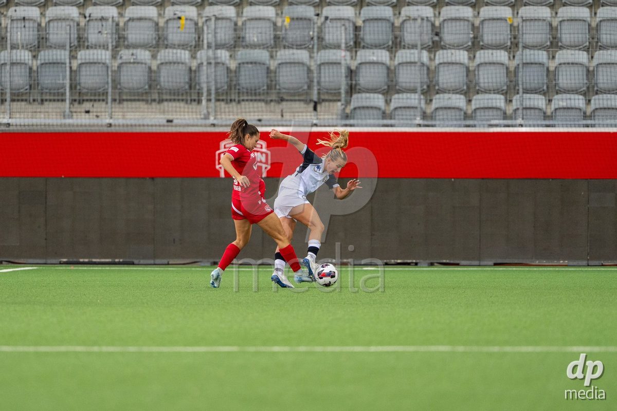 Switzerland: AXA Womens Super League 2025/26, FC Thun vs FC Zurich - Stockhorn Arena, Thun: Alisha Heiniger (6 Thun) in duell