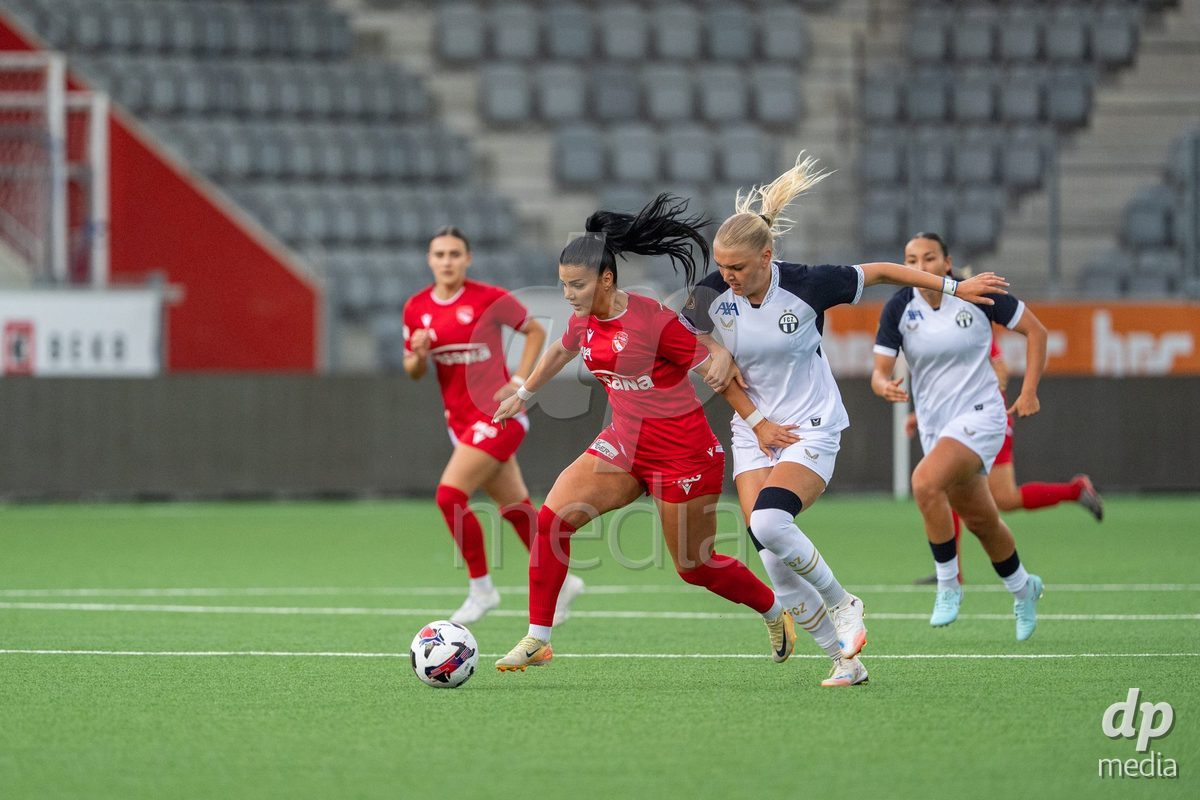 Switzerland: AXA Womens Super League 2025/26, FC Thun vs FC Zurich - Stockhorn Arena, Thun: Mimoza Hamidi (7 Thun) in duel with Romy Baraniak (25 Zurich)